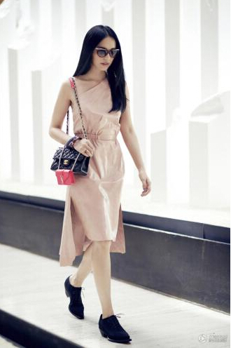 姚晨英倫風(fēng)格街拍照片