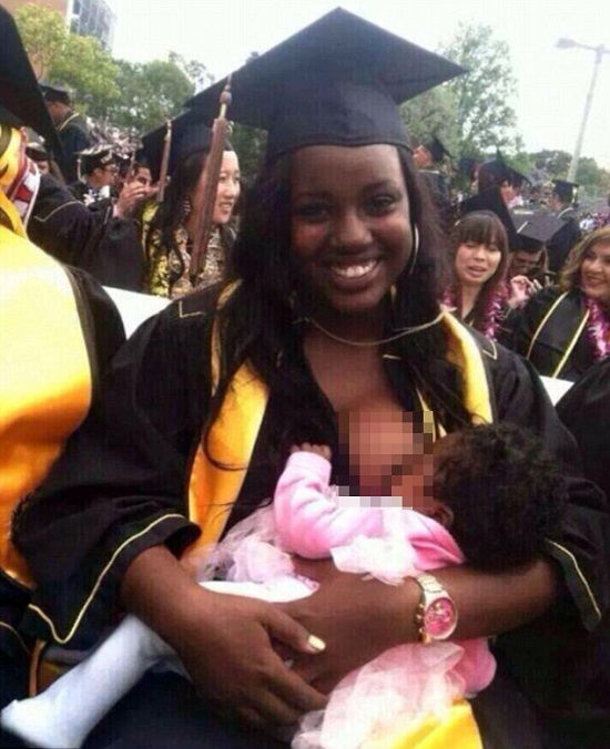 女大學生畢業當眾哺乳