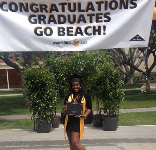 女大學生畢業當眾哺乳