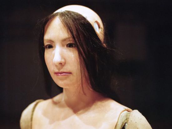 石黒浩用真人頭發(fā)裝扮機器人 日本類人機器人