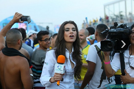 墨西哥美女主播采訪球迷險走光