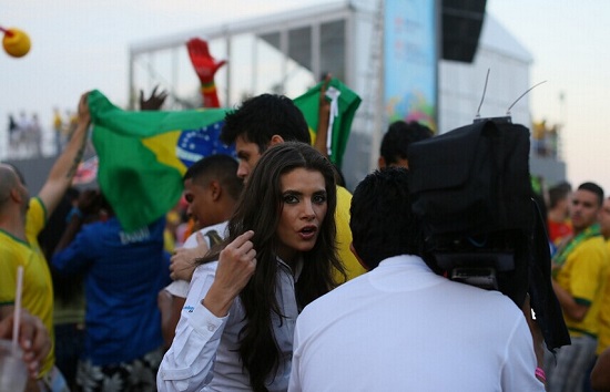 墨西哥美女主播采訪球迷險走光