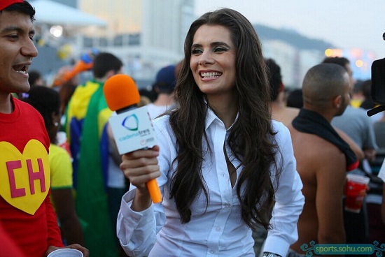 墨西哥美女主播采訪球迷險走光