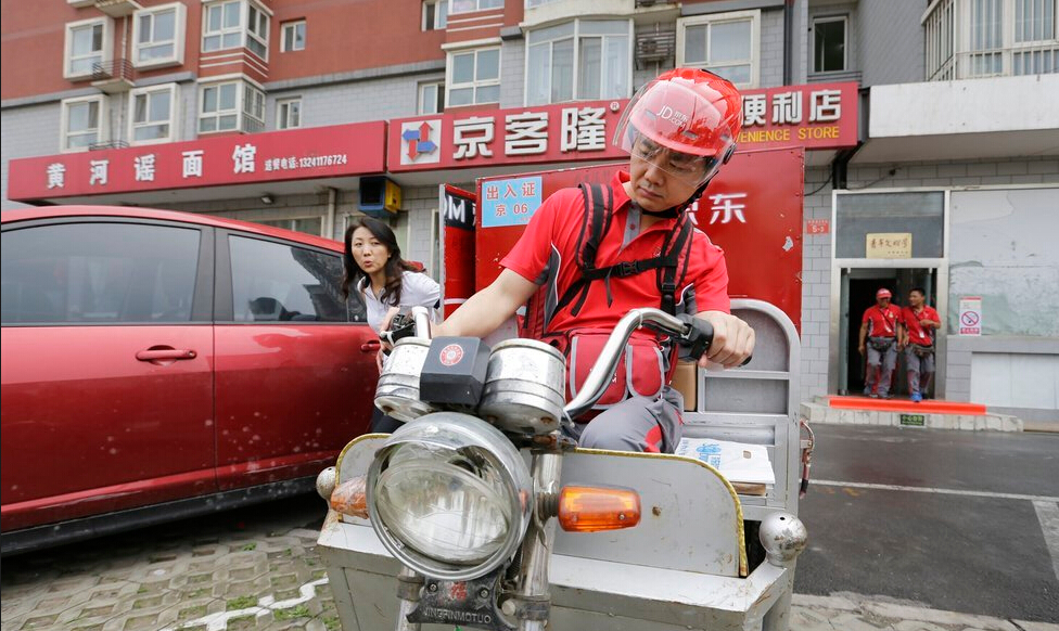 劉強東送快遞 6月18日京東大促劉強東變身快遞哥
