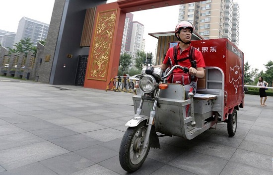 劉強東送快遞 6月18日京東大促劉強東變身快遞哥