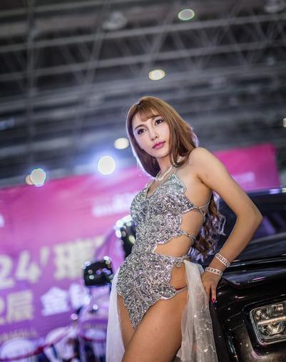 嫩模人民幣鋪床炫富 最豪車模田紫紫炫富