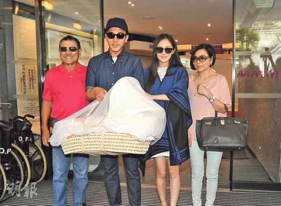 楊冪女兒小糯米首曝光