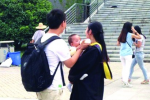 女生帶寶寶拍畢業(yè)照 合肥學院大四女生抱著8個月大