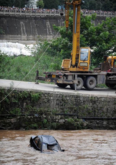 重慶暴雨沖走轎車