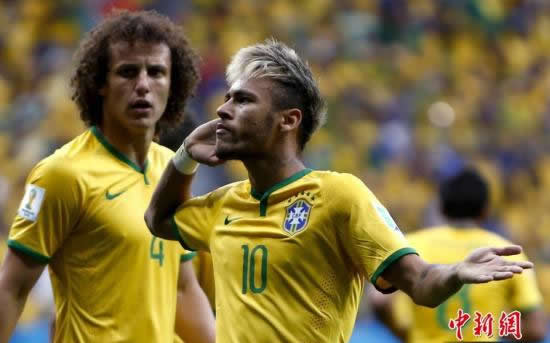 巴西對(duì)戰(zhàn)喀麥隆內(nèi)馬爾進(jìn)2球
