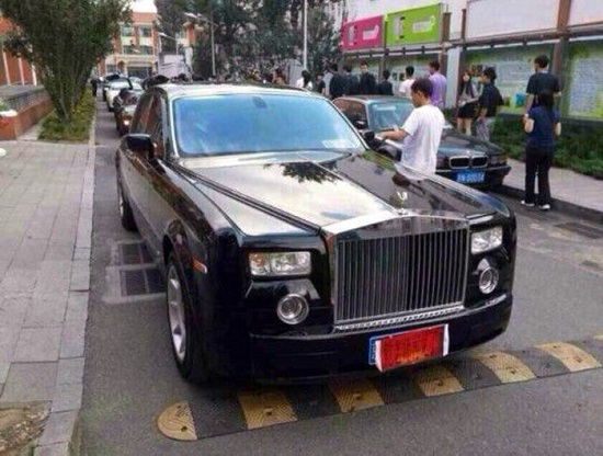 北京體育大學豪車云集 畢業典禮堪比豪華車展