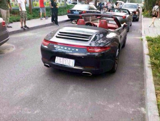 北京體育大學豪車云集 畢業典禮堪比豪華車展