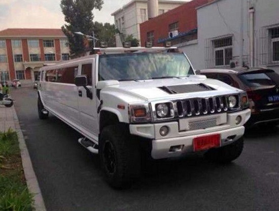 北京體育大學豪車云集 畢業典禮堪比豪華車展