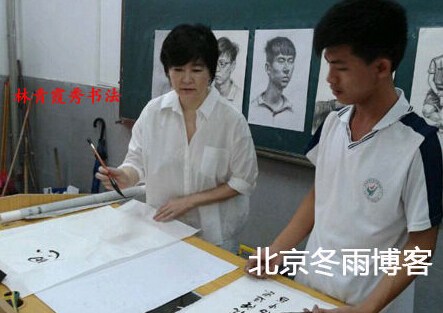 林青霞現身中學做演講秀書法