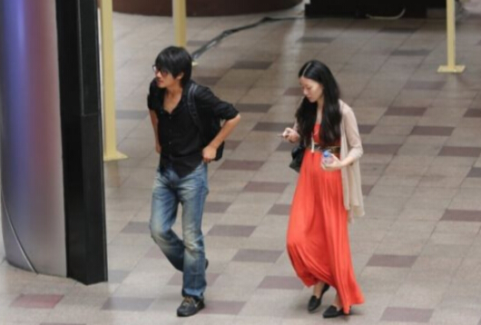 韓寒與妻子金麗華逛街