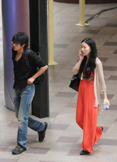 韓寒與妻子金麗華逛街