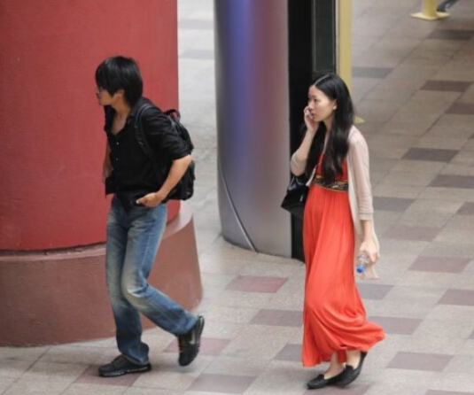 韓寒與妻子金麗華逛街