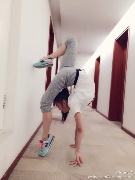 美女旋轉一字馬