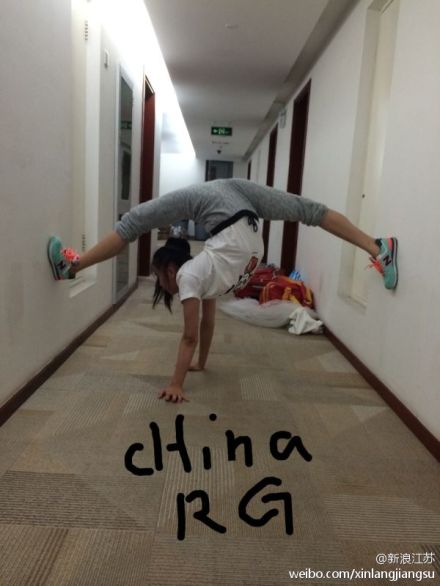 倒立旋轉一字馬