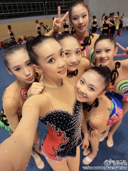 一字馬女神舒思瑤正面照