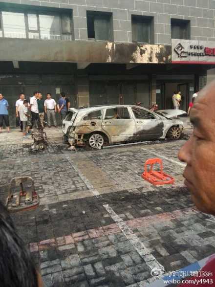 邊上的轎車也受到波及