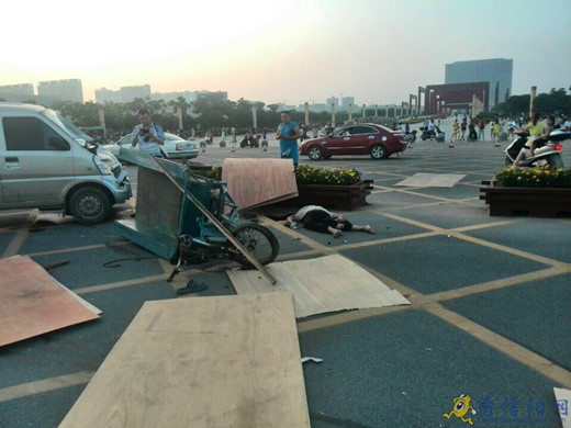 信陽面包車與三輪車相撞