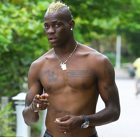 巴神與女友海灘戲水