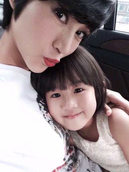 陸毅女兒貝兒照片