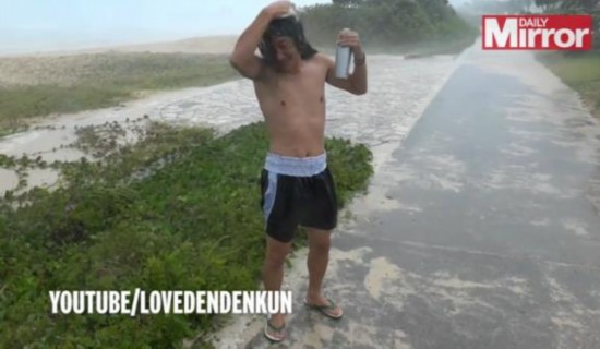 日本男子臺風里面洗澡