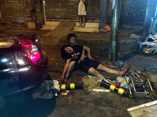 女孩家屬哭癱在地