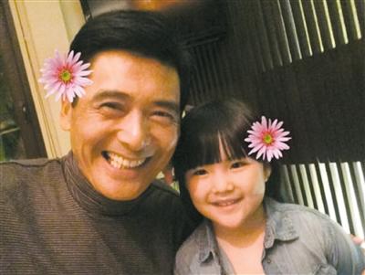 周潤發王詩齡賣萌合影照