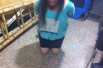 女賊被逼掛牌跪地 做法有點(diǎn)過激