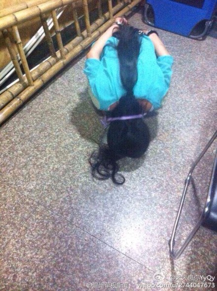 女賊被逼掛牌跪地