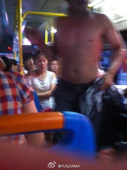 男子公交光膀強(qiáng)占三座