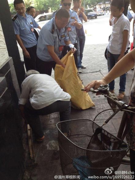 溫州城管幫年邁攤販賣貨