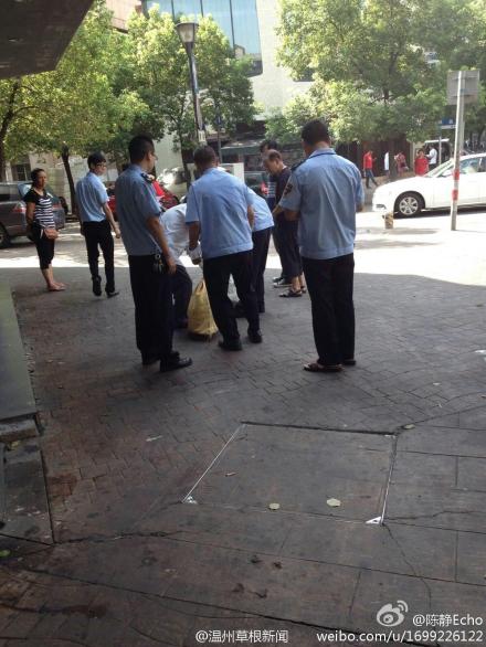 城管人員幫老人整理貨物