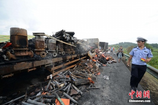 兩車相撞爆燃事故