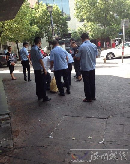 溫州城管幫老伯擺攤賣菜