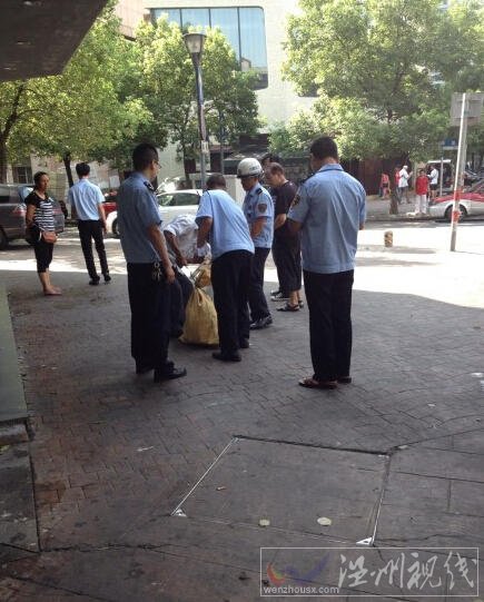 溫州城管幫老伯擺攤賣菜