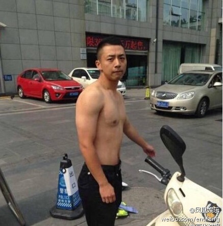 交警脫衣罵人秀身材