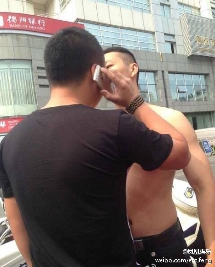 交警脫衣罵人秀身材