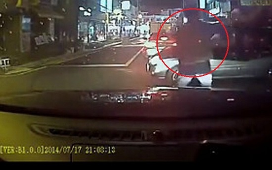 碰瓷男遇到女司機被碾壓致死
