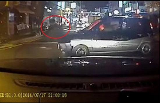 碰瓷男遇到女司機被碾壓致死