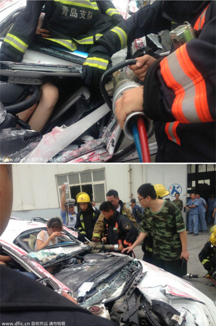 青島轎車被集裝箱壓扁現場