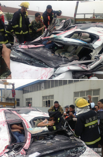 集裝箱側翻 小轎車被壓扁