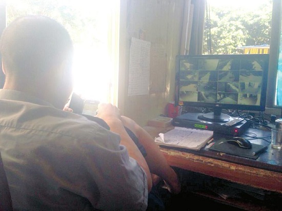 女子電梯內小便被保安曝光