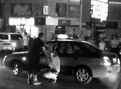 北京豪車男毆打的哥