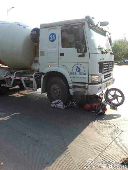 摩托車司機疑似遭到碾壓