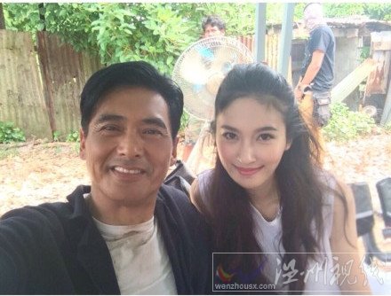 最美人妖poyd和周潤發(fā)合影