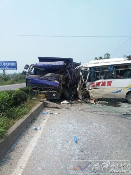大貨車與澧縣中巴車相撞